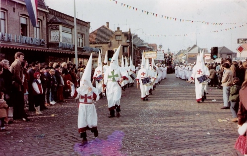 Gennep 1969 - De drumband verkleed als Ku Klux Klan tijdens de carnavalsoptocht. (fotograaf onbekend, bron: ww.gennepnu.nl )