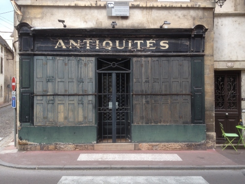 Antiek winkeltje, Beaune Frankrijk -  21 juli 2016